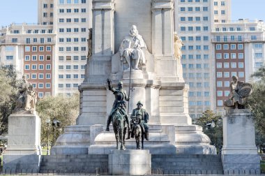 İspanya Meydanı, Gran Via caddenin batı ucundaki popüler turizm Miguel de Cervantes Saavedra Madrid, İspanya için bir anıt bulunmaktadır..