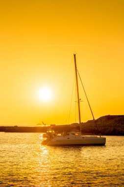 Minorca adasıbatı kıyısında Torre des Castellar (Santandria Kulesi) gün batımı, Balear Adaları, İspanya.