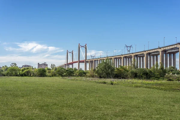 萨拉特 Brazo 拉哥桥梁是两个斜拉桥的道路和铁路桥梁在阿根廷 萨拉特 布宜诺斯艾丽斯和 Brazo 拉戈恩特雷里奥斯在城市之间跨越巴拉那河 — 图库照片