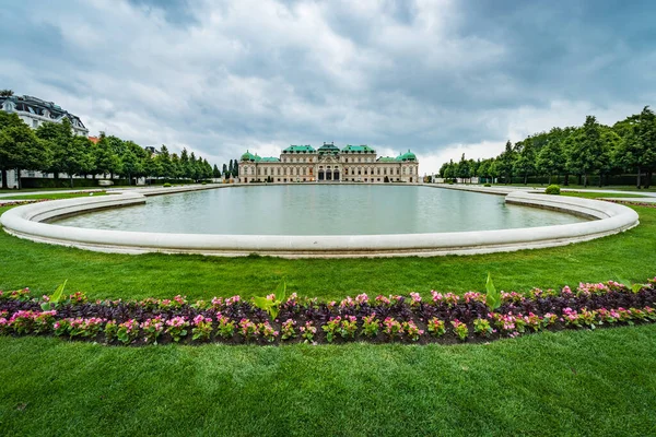 贝尔韦代雷是一座由两座巴洛克宫殿 上贝尔韦代雷宫和下贝尔韦代雷宫 奥兰治宫和奥地利维也纳宫楼梯组成的历史性建筑群 — 图库照片