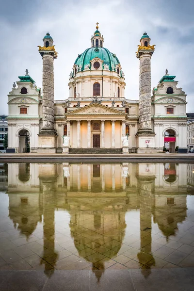 圣卡尔堡教堂 Rektoratskirche Karl Borromaus 俗称圣查尔斯教堂 Karlskirche 位于奥地利维也纳卡尔斯潘广场 Karlsplatz 南边的一座巴洛克教堂 — 图库照片