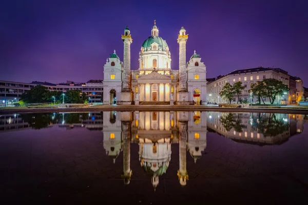 圣卡尔堡教堂 Rektoratskirche Karl Borromaus 俗称圣查尔斯教堂 Karlskirche 位于奥地利维也纳卡尔斯潘广场 Karlsplatz 南边的一座巴洛克教堂 — 图库照片