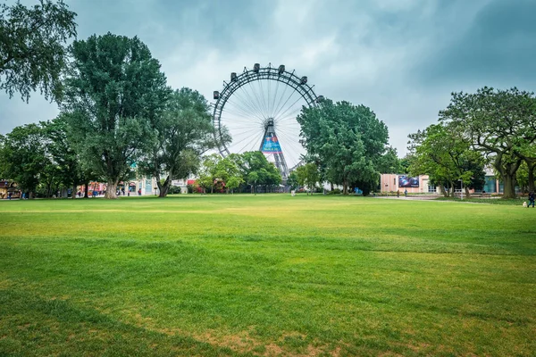 维也纳 May 2015年5月24日 维也纳巨轮 Wiener Riesenrad 或称Riesenrad 位于奥地利首都维也纳第二区利奥波德施塔特 Leopoldstadt 的普拉特游乐场入口处 — 图库照片