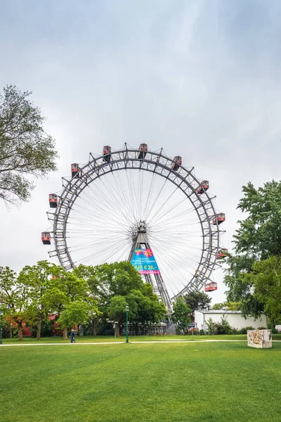 维也纳 May 2015年5月24日 维也纳巨轮 Wiener Riesenrad 或称Riesenrad 位于奥地利首都维也纳第二区利奥波德施塔特 Leopoldstadt 的普拉特游乐场入口处 — 图库照片