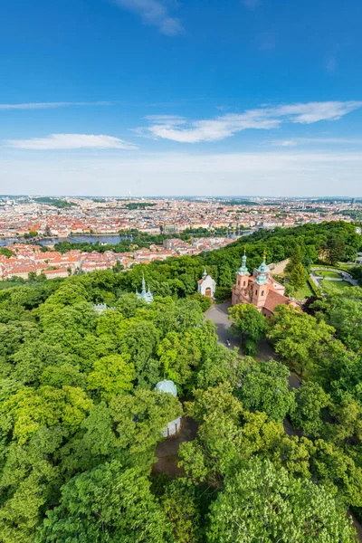 Prague May 2015年5月28日 圣劳伦斯教堂座落在Petrin山丘上 毗邻布拉格的Petrin Lookout塔和饥饿之墙 捷克共和国 — 图库照片