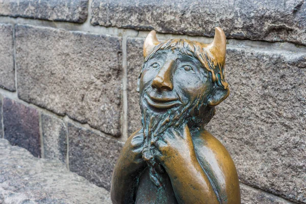 Niedlicher Kleiner Teufel Auf Einem Stein Vor Der Marienkirche Lübeck — Stockfoto