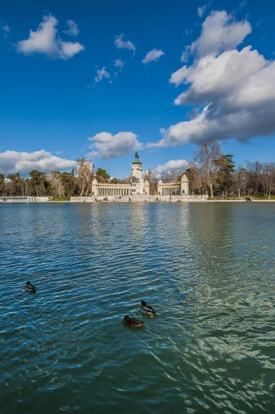 Madrid Janeiro 2013 Pessoas Desfrutando Grande Lagoa Estanque Del Retiro — Fotografia de Stock