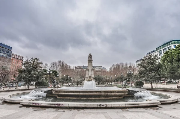 西班牙广场 受欢迎的旅游目的地在西区的格兰特通过大道的特点 萨韦德拉在马德里 西班牙的纪念碑 — 图库照片