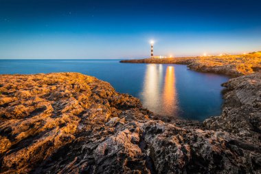 Minorca Adası'nda Artrutx Deniz Feneri üzerinde Ay güney batı kıyısında, Balear Adaları, İspanya.