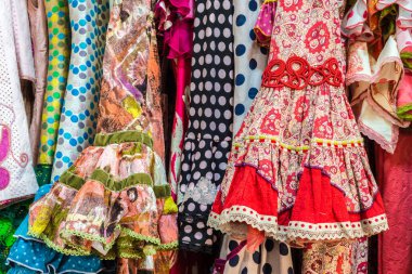 Sevilla, Es - 28 Temmuz 2017: Angela ve Adela tasarım atölyesi, flamenko elbiseleri tasarımıyla tanınıyor.