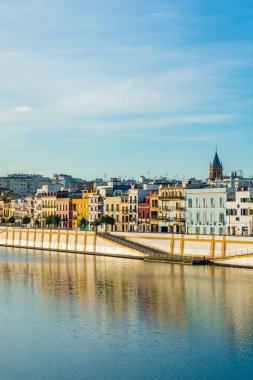 Sevilla Betis Street, nehir Guadalquivir kıyısında bulunan, şehir merkezinin karşı tarafında.