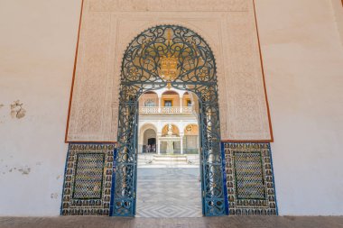 Sevilla, Es - 27 Temmuz 2017: Casa de Pilatos, İtalyan Rönesansı ve İspanyol Mudejar stillerini birleştiren bir saraydır. Endülüs sarayının prototipi olarak kabul edilir..