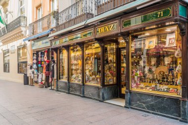 Seville, Es - 26 Temmuz 2017: Calle Sierpes İspanya'nın Sevilla şehrinde geleneksel ve yoğun bir alışveriş caddesidir.