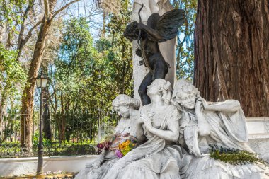 Becquer çardak Maria Luisa park, Sevilla, Endülüs, İspanya bulunmaktadır. Romantik şair Gustavo Adolfo Becquer'e adanmış beyaz mermer bir anıttır..