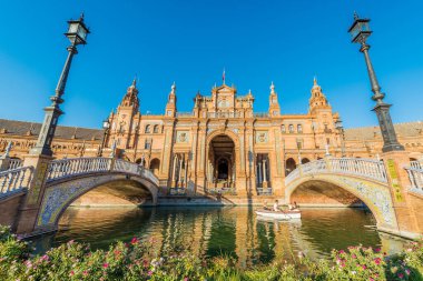 Seville, Es - 28 Temmuz 2017: Plaza de Espana, İspanya'nın Sevilla kentindeki Maria Luisa Park'ta yer alan bir mimari topluluktur. 1929'daki Ibero-Amerikan Fuarı'nın ana binası olarak inşa edilmiştir..