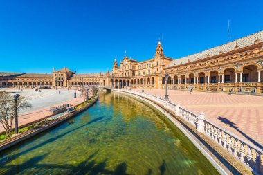 SEVILLE, ES - 8 Mart 2017: Plaza de Espana, İspanya 'nın Seville kentinde bulunan bir mimari topluluktur. 1929 yılında Ibero-Amerikan Sergisi 'nin ana binası olarak inşa edilmiştir..