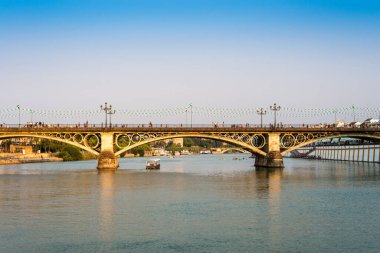 Sevilla, Es - 25 Temmuz 2017: Sevilla'da Guadalquivir nehri üzerindeki Triana köprüsü, Endülüs, İspanya.