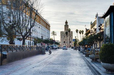 Sevilla, Es - 7 Mart 2017: Sevilla'daki Torre del Oro, Guadalquivir Nehri'nin sol kıyısında yer alan bir albarrana kulesidir. Sevilla Deniz Müzesi'ne ev sahipliği yapmaktadır..