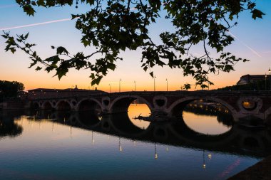 La Garonne, Toulouse, Haute-Garonne, Midi Pyrenees 'den geçen bir Fransız ırmağıdır..