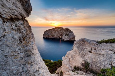 Sassari ilinin Alghero şehri yakınlarındaki Forada Adası 'ndaki Palombi mağarası, Sardunya, İtalya.