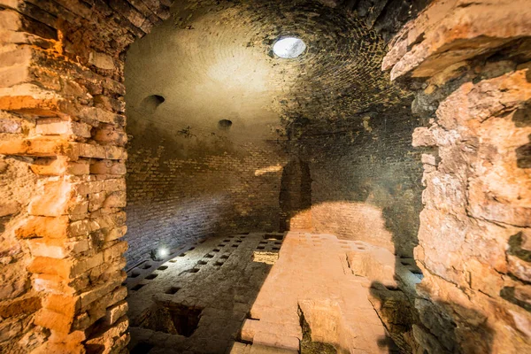 Sevilla, Es - 7 Mart 2017: Centro Ceramica Triana, İspanya'nın Endülüs şehrinin seramik geleneğini korumak ve tanıtmak amacıyla 2014 yılında oluşturulmuş bir müzedir..