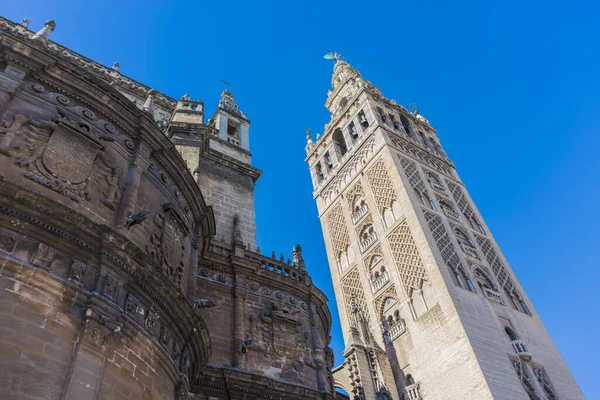 ヒラルダの塔 ヒラルダの塔 セビリア アンダルシア州 スペインのセビリアの大聖堂の鐘塔に変換元のミナレット — ストック写真