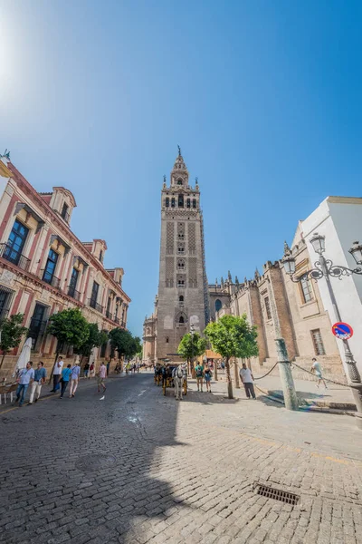 Seville 2017年7月31日 Giraldaは スペインのアンダルシア州 セビリアのサンタ マリア セデ大聖堂の鐘楼に与えられた名前です その上にはジラルディロが立っている — ストック写真