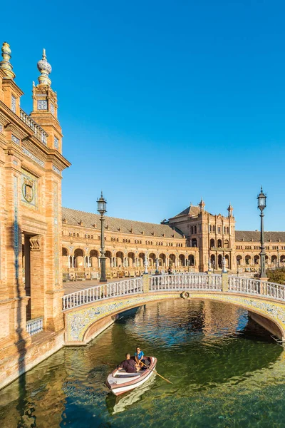 Seville, Es - 28 Temmuz 2017: Plaza de Espana, İspanya'nın Sevilla kentindeki Maria Luisa Park'ta yer alan bir mimari topluluktur. 1929'daki Ibero-Amerikan Fuarı'nın ana binası olarak inşa edilmiştir..