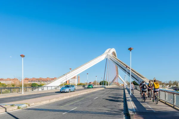 Seville 2017年3月9日 本当の名前はMapfre BridgeであるBarqueta Bridgeは セビリアのJuan Arenas PabloとMarcos Pantaleon Prietoによって設計された片目の吊り橋です — ストック写真