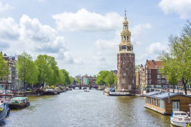 Amsterdam, Hollanda - 16 Haziran 2013: Montelbaanstoren Kulesi Oudeschans kanal Amsterdam, Hollanda, 1516 şehri savunurken amacıyla inşa.