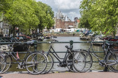 Amsterdam, Hollanda - 15 Haziran 2013: Amsterdam s en eski bölgelerinden biri bina Nieuwmarkt (yeni pazar).
