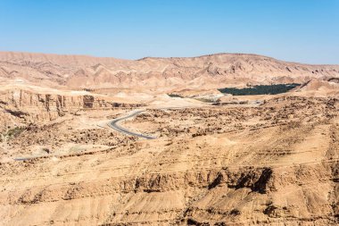Chebika yalan Djebel el Negueb ve bu Dağları'nın eteklerinde Qasr el-Şems (