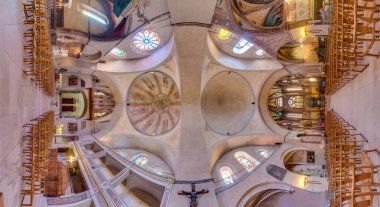 Cahors, Fransa - 04 Haziran 2015: Saint Etienne, Roma Katolik katedrali, Geç Romanesk mimari ile Cahors, Lot, Midi-Pyrenees, Fransa'daki Gotik arasındaki geçişin örneği.