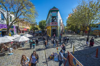 BUENOS AIRES, ARGENTINA - 12 Nisan 2013 'te Buenos Aires, Arjantin' de La Boca 'da Caminito caddesindeki renkli evlerin yakınında yürüyen insanlar.