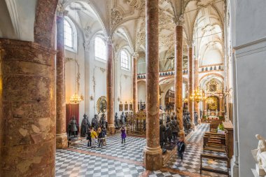 Innsbruck, Avusturya - 2 Haziran 2016: Hofkirche (mahkeme kilise), Innsbruck, Avusturya Altstadt (tarihi kent) bölümünde bulunan bir gotik kilisesi.