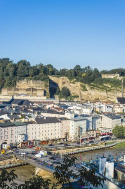 Salzburg, Avusturya - 01 Ağustos 2014: Salzburg, Avusturya'daki Kapuzinerberg bakış açısından Monchsberg