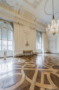 Salzburg, Avusturya - 31 Temmuz 2014: Salzburg Sarayı Domplatz ve Residenzplatz yer almaktadır ve yapıldı Residenz Salzburg başpiskoposlar yüzyıllardır ev.