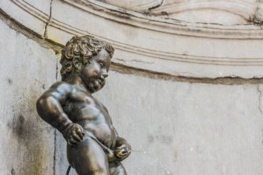 Manneken Pis (küçük adam çiş) veya le Petit Julien, bir Simgesel Yapı küçük bronz heykel Brüksel, Belçika