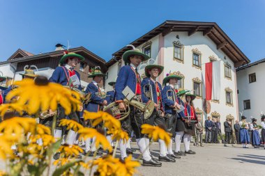 oberperfuss, Avusturya - 15 Ağustos: köylüler giyinmiş onların en iyi geleneksel kostümleri 15 Ağu 2013 tarihinde maria yükseliş alayı Innsbruck yakınındaki bu köy boyunca sırasında oberperfuss, Avusturya.