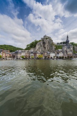 DINANT, BELGIUM - 16 Haziran 2014: Belçika 'nın Walloon kentindeki Dinant kasabasından geçen Meuse Nehri.
