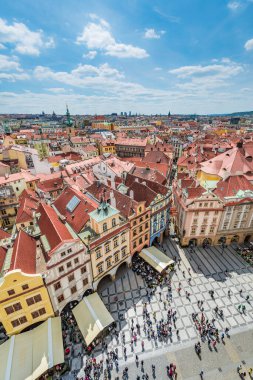 PRAG, CZ - 28 Mayıs 2015: Çek Cumhuriyeti 'nin başkenti Prag' ın Eski Şehir Bölgesi 'nde tarihi bir meydan olan Eski Şehir Meydanı veya halk dilinde Staromak.