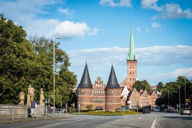 Luebeck, De - 15 Eylül 2017: Holsten Gate (Holstentor), Kuzey Almanya'da Schleswig-Holstein'daki Eski Luebeck merkezinin batı sınırını işaretleyen bir şehir kapısı.