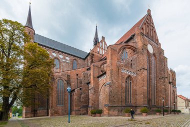 WISMAR, DE - SEPTEMBER 14, 2017: Aziz George Kilisesi (Georgenkirche), Kuzey Almanya 'da Mecklenburg-Vorpommern eyaletinin Nordwestmecklenburg ilçesinde yer alan Wismar' ın ana simgesidir..