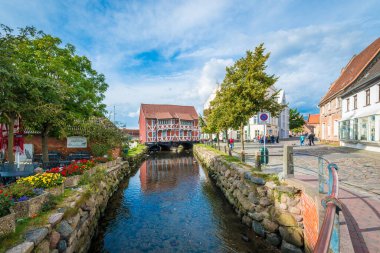 Wismar, De - 14 Eylül 2017: Wismar, Nordwestmecklenburg bölgesi, Mecklenburg-Vorpommern eyaleti, Kuzey Almanya'da yuvarlak çukur un bulunduğu görüldüğü gibi Eski Liman'a yakın bir yerde bulunan kasa.