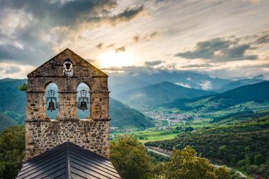 Santander, Cantabria yakınlarındaki Liebana Comarca 'nın en ilginç turistik yerlerinden biri olan Potes yakınlarındaki San Miguel Hermitage..