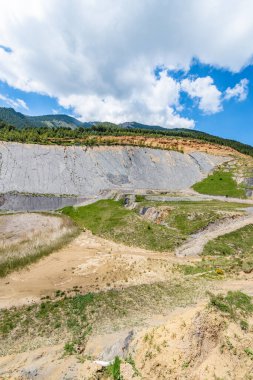 İspanya 'nın Figols kentindeki Ensija Sıradağları' nda bulunan açık kömür ocağı Fumanya 'nın yatakları