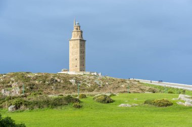 Herkül kule yaklaşık 1900 yıl eski ve rehabilite edilen 1791 55 metre boyunda yapıdır eski Roma deniz feneri olarak bugün kullanmak ve İspanya Atlantik kıyısında bir coruna gelen bakan.