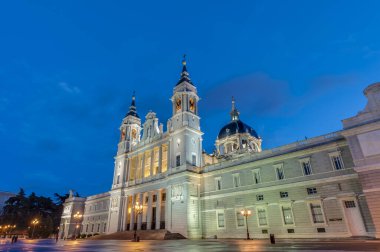 Santa Maria la Real de La Almudena, Katolik Katedrali ve koltuk Roma Katolik Başpiskopos, Madrid, İspanya.