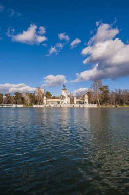 Madrid, Es - 21 Ocak 2013: Buen Retiro Park'ta sahte deniz savaşları ve diğer su gösterileri için ayar olarak görev great pond (Estanque del Retiro), zevk İnsanlar.