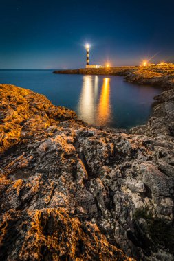 Minorca Adası'nda Artrutx Deniz Feneri üzerinde Ay güney batı kıyısında, Balear Adaları, İspanya.